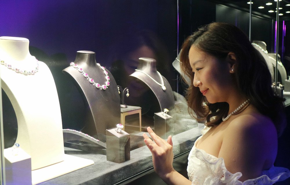 桃園台茂旁GIA鑽石專賣店推薦，DAYOU大祐珠寶VIP霓光晚宴欣賞上億珠寶，提供全台唯一以色列火光認證Sarine頂級車工美鑽/求婚戒對戒訂製/客製化